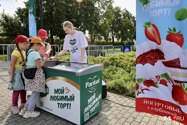 Бесплатно раздавал сладости гостям 74 САП ФЕСТ и «Фантэль» | Источник: Наталья Лапцевич