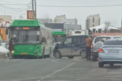 Массовая авария с автобусом парализовала движение в Шершнях
