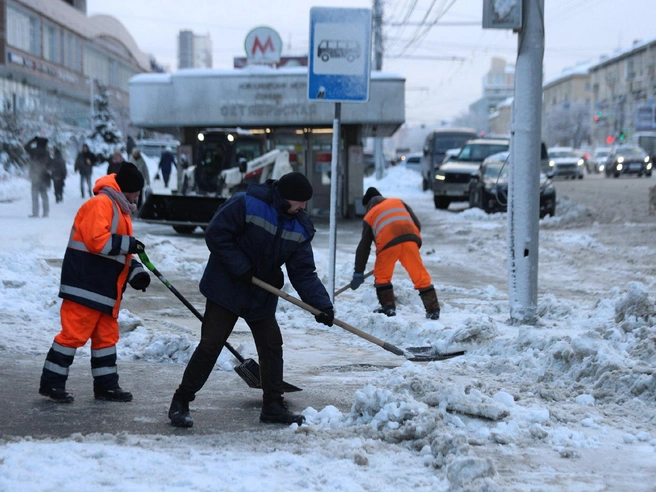 Снегопад на время прекратился, что позволяет дорожным службам привести улицы в порядок | Источник: Андрей Бортко / NGS.RU