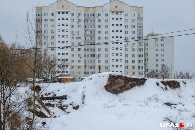 Все еще видны последствия обвала грунта | Источник: Булат Салихов / UFA1.RU