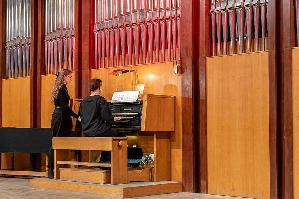 Для участников проведут мастер-классы и лекции, а для всех любителей музыки — три концерта | Источник: sochi.ru