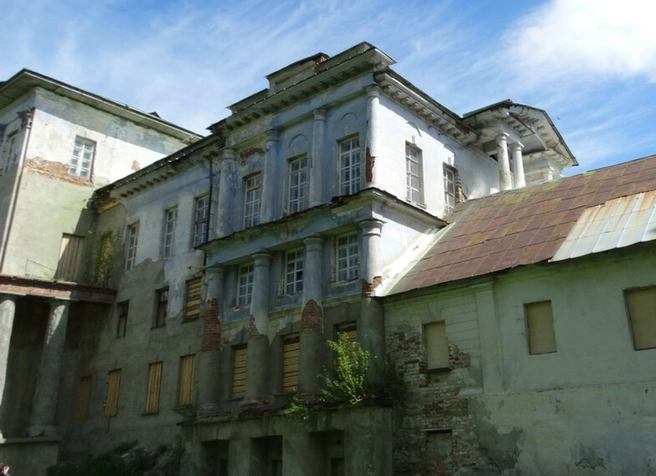 Тот самый жуткий пристрой с остатками музея (справа)  | Источник: pik174.ru