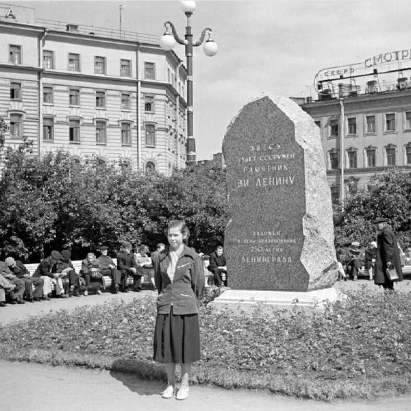 В 1952 году на месте памятника Александру III разбили сквер | Источник: citywalls.ru
