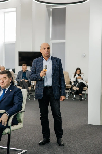На круглом столе Сергей показал «До» и «После» территории, на которой сейчас находится один из его ЖК | Источник: Ксения Зимина