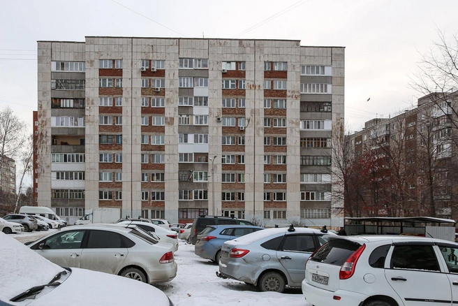За домом стоит парковка