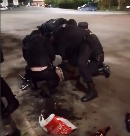 «Прижали коленями к земле». В Екатеринбурге толпа полицейских скрутила прохожего с пакетом. Что в н…