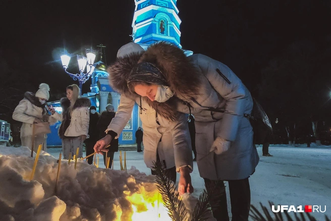 В этом году уфимцы организовали подсвечник прямо на улице — для этих целей использовали сугроб