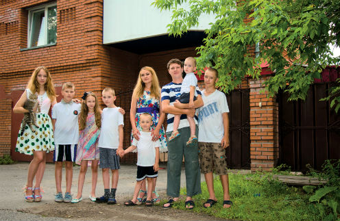 В этой семье дни рождения отмечают почти каждый месяц. На фото – Таня, Никита, Настя, Витя, мама Алена с Даней, папа Сергей с Димой и Руслан