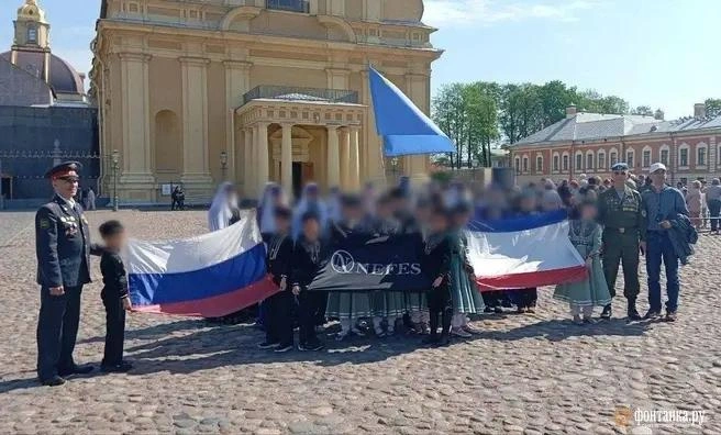 Ансамбль «Нефес» с сопровождающими в Петропавловской крепости | Источник: читатели «Фонтанки»