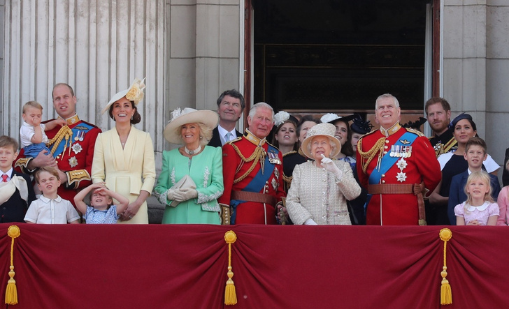 Кейт Миддлтон, принц Чарльз, Елизавета II, принц Эндрю, принц Джордж, принцесса Шарлотта, принц Уильям