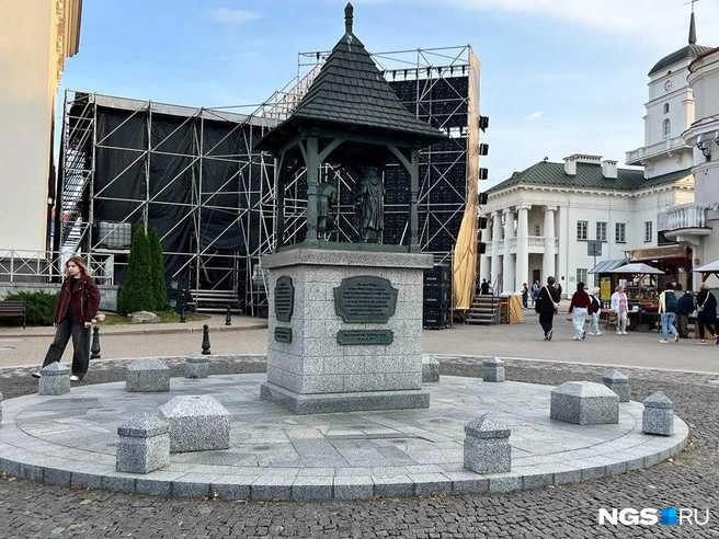 У памятника городским весам туристы загадывают желания | Источник: Настасья Медведева / NGS.RU