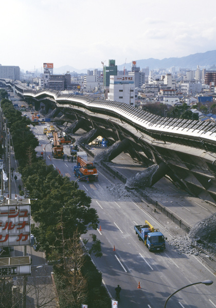 История одной фотографии: рухнувшая эстакада в японском Кобе, 1995 год