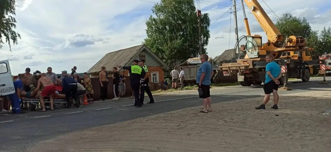 Пострадавшего водителя увезли в больницу | Источник: Жесть Архангельской области / T.me