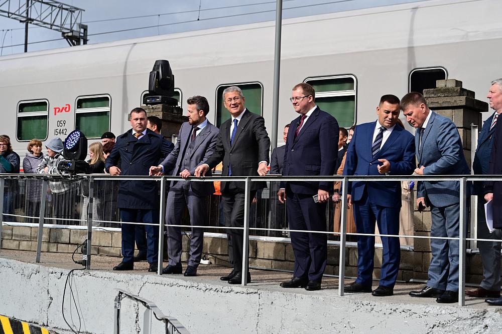 Паровоз станцевал вальс перед Радием Хабировым на ж/д-вокзале Уфы
