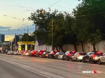 Очереди сохраняются даже после заката | Источник: читатель MSK1.RU