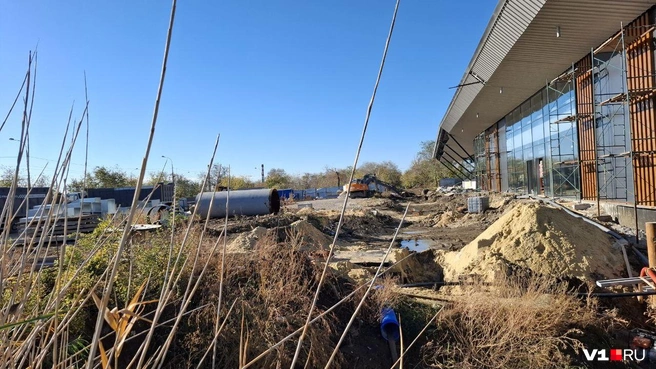 На огороженной забором территории можно увидеть вырытый ров с обнаженным водопроводом | Источник: Тимофей Крылов / V1.RU