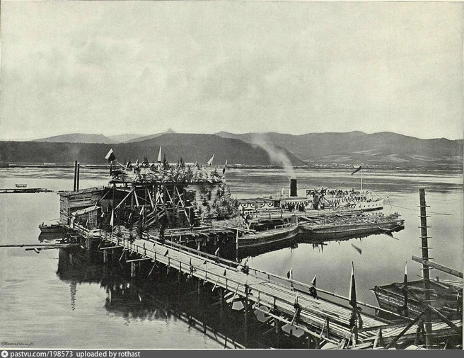 Гулянье перед закладкой моста, 1896 | Источник: pastvu.com