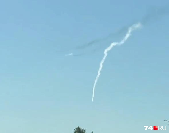 У самолета отпал пустой топливный бак | Источник: читатель 74.RU
