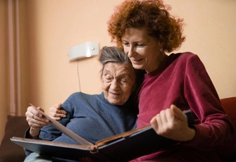 «Положила маму в психдиспансер из-за деменции. Через два месяца она умерла, и отец меня проклял»