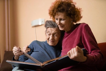 «Положила маму в психдиспансер из-за деменции. Через два месяца она умерла, и отец меня проклял»