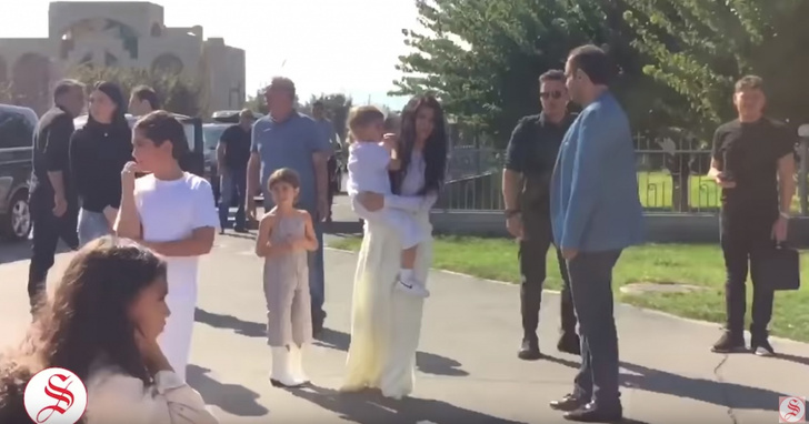 Ким Кардашьян крестила своих детей в Армении