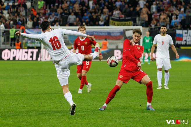 Мяч иногда может сделать очень больно | Источник: Алексей Волхонский / V1.RU