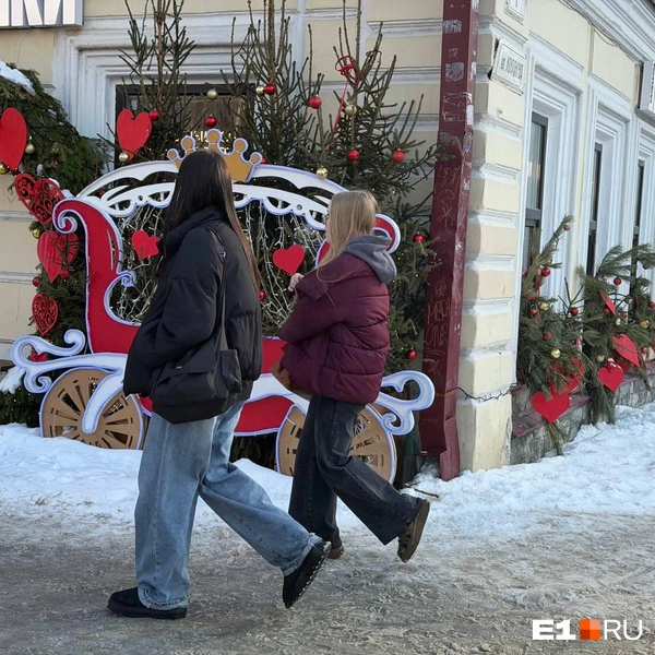 Хотя где-то всё еще остались новогодние украшения | Источник: Дарья Манохина / E1.RU