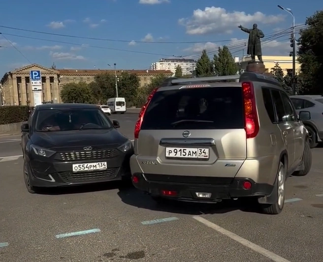 Аварию на парковке удалось снять на видео | Источник: dallastrega / Instagram (соцсеть запрещена на территории РФ)
