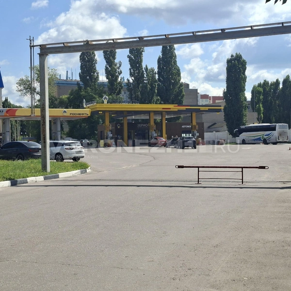 А эта заправка оказалась временно закрытой — что, впрочем, не останавливает водителей | Источник: Алена Воропаева / Voronezh1.ru