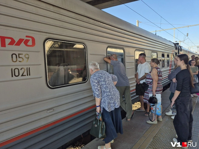 Провожать выпускников пришли родители, бабушки, дедушки и друзья | Источник: Ирина Яковлева / V1.RU
