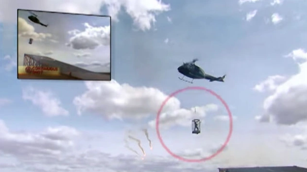 Прыжок иллюзиониста сквозь пламя в клетку, висящую над пропастью (видео)