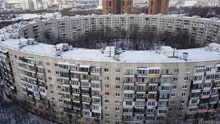 Дом на ножках в Петербурге, дом-стакан, дом-змея, дом-ромашка, дом-колбаса, дом-бублик, дом авиаторов в Москве, необычные советские постройки, необычные дома в России