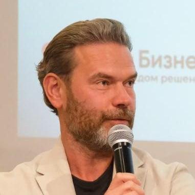 <p>Денис Скорняков</p>