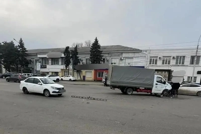 В Ставрополе водитель «Лады» пострадал после столкновения с «Газелью»