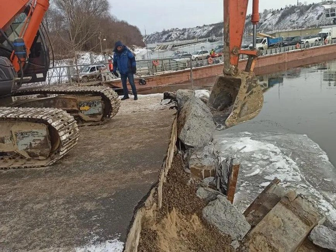 Рабочие приступили к разборке повреждённых конструкций берегового устоя | Источник: Минтранс Нижегородской области