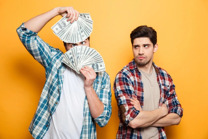 Как напомнить другу о деньгах и не потерять лицо | Источник: Shutterstock/Fotodom.ru