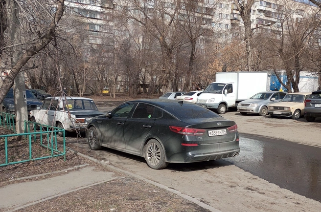 Этот Kia стоит на парковке, но точно поперек тротуара. Не все помнят, но в ПДД есть пункт 12.4, который в числе прочего запрещает остановку в местах, где транспортное средство создаст помехи для движения пешеходов. И, кстати, такая парковка увеличивает риск «прилета» самокатчика или велосипедиста | Источник: читатель 74.RU