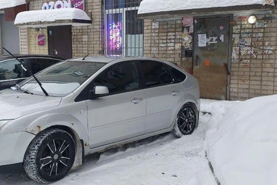 Yekaterinburg Residents Clash Over Parking Near Entrances