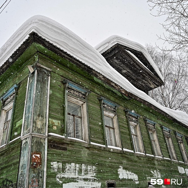 Голубые наличники на доме по улице Свердлова перекликаются с бледно-голубым небом, а снег словно проводит между ними разделительную черту | Источник: Василина Любимова / 59.RU