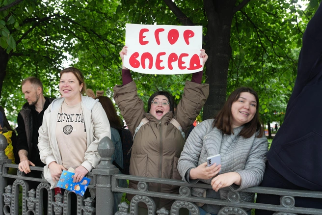 Родители поддерживали своих детей, стоя за ограждением | Источник: предоставлено пресс-службой Департамента транспорта Москвы