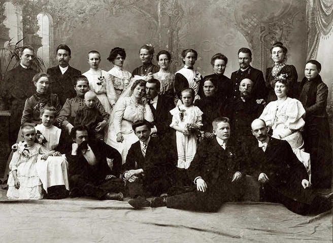 Родственники позировали фотографу в начале 1900-х | Источник: Кунгурский городской архив