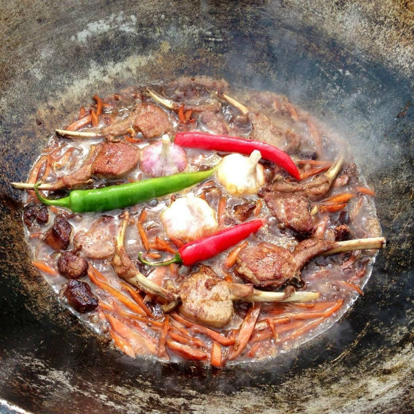 Анита угощала собравшихся пирогами с мясом, ферганским пловом...