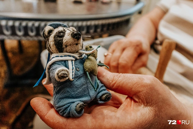 Отважный енот готов хоть прямо сейчас бороздить морские просторы. С ним — его игрушка-лягушка | Источник: Илья Чикотин / 72.RU