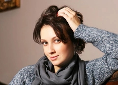 Абьюз отчима, ранний брак, переезд в Израиль. «Семейная история» Анастасии Цветаевой