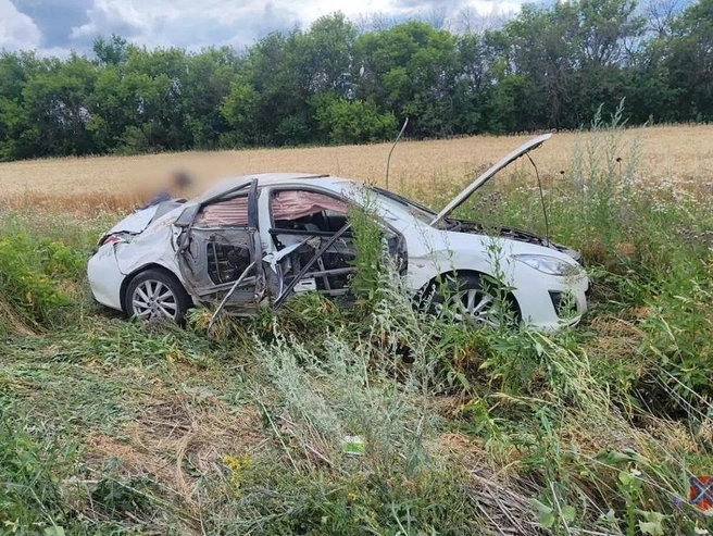 Автомобиль Mazda съехал в кювет и перевернулся после касания с фурой | Источник: ГУ МВД России по Волгоградской области