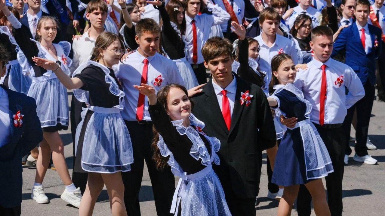 Зумеров не удержишь Зайнетдином: как 4 тысячи школьников Уфы отмечают Последний звонок