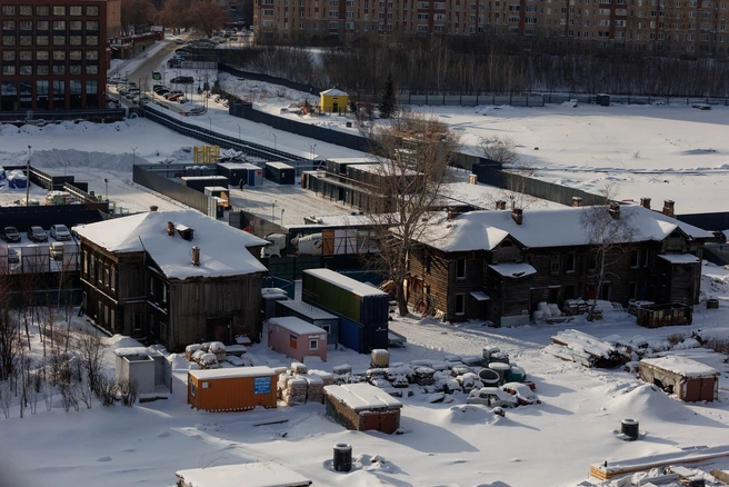 Улица Госпаровская. Слева дом купца Михаила Плотникова, а справа&nbsp;— жилой дом, который расселили несколько лет назад | Источник: Ирина Шарова / 72.RU