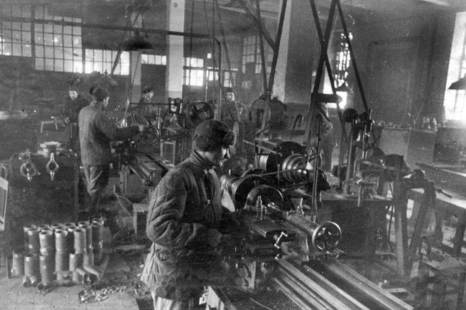 Токарное производство куйбышевского завода № 24 им. Фрунзе. Март 1943 года | Источник: Из фондов ЦГАСО