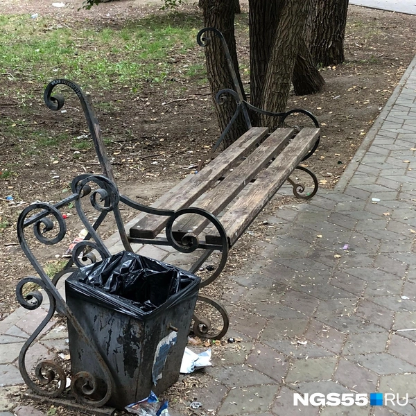 Лавочка почти разрушена | Источник: «Омск ВК |&nbsp;— Жизнь города&nbsp;— Новости&nbsp;— ЧП&nbsp;— ДТП» / Vk.ru