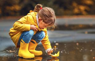 Это опасно: почему ребенку нельзя часто ходить в резиновых сапогах осенью